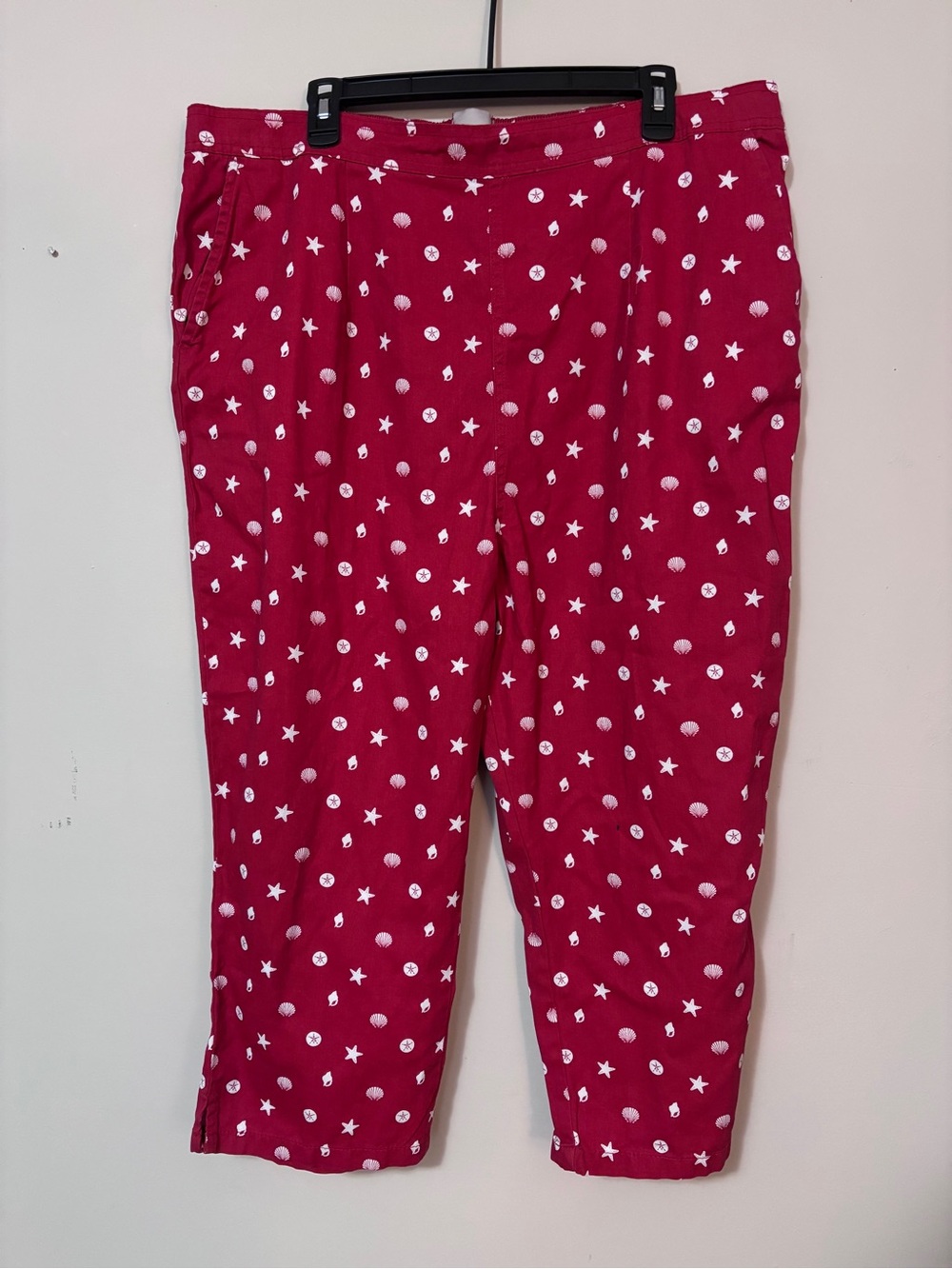 Plus sized Red Crop Pants with White Star & shells Print NWOT